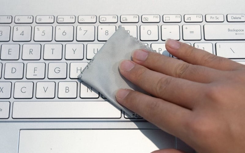 Vệ sinh bàn phím là quá trình loại bỏ các tác nhân gây hại bám trên bề mặt và bên dưới các phím bấm