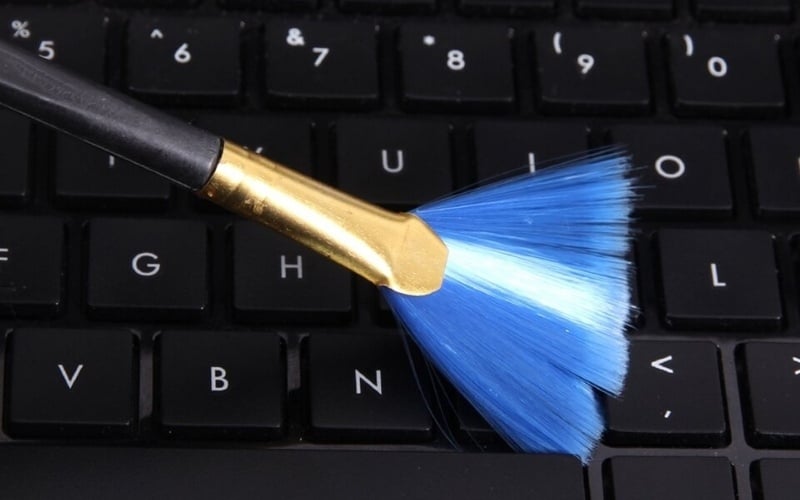 Cọ lông mềm giúp quét sạch các hạt bụi thô bám ở rãnh giữa các phím bấm