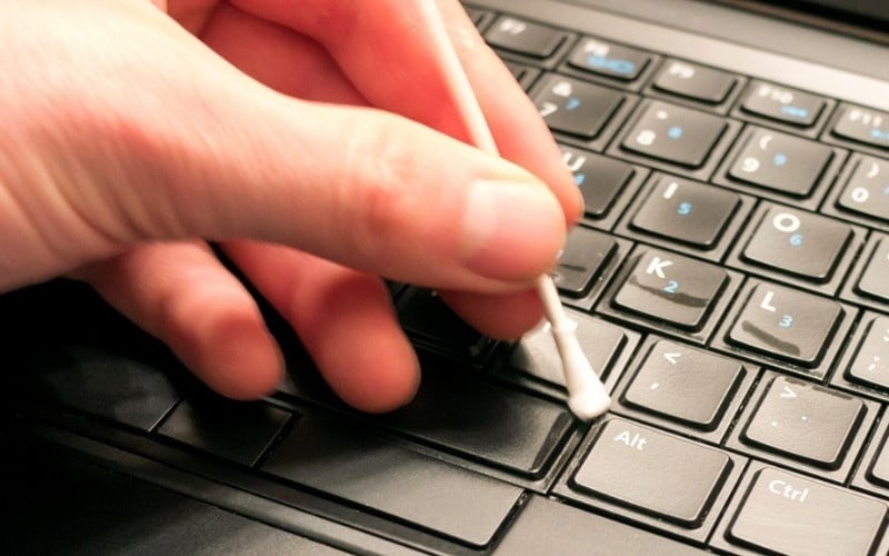 Vệ sinh chi tiết các kẽ phím bằng tăm bông