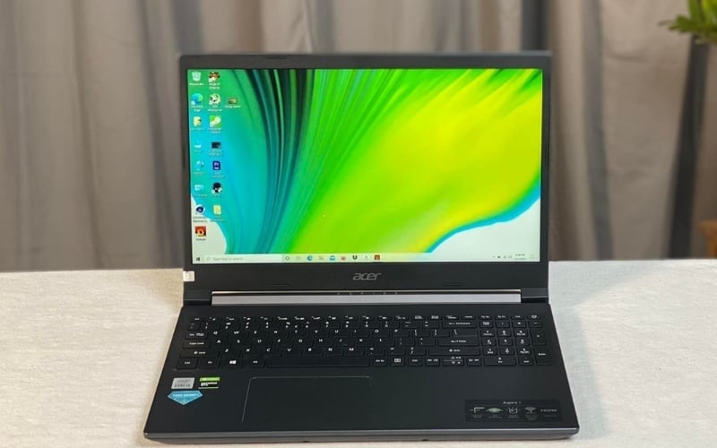 Khi vệ sinh, không dùng lực nhấn quá mạnh hoặc cạy phím lên