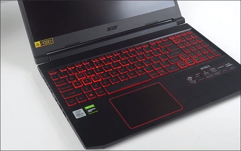 Với dòng laptop gaming, bạn nên dùng khí nén thổi sạch các hốc phím