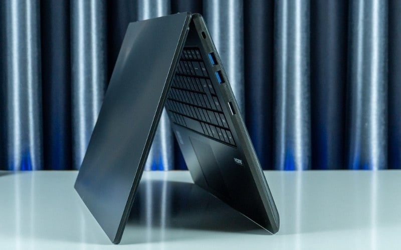 Đặt máy nằm sấp theo hình chữ V ngược trên một mặt phẳng