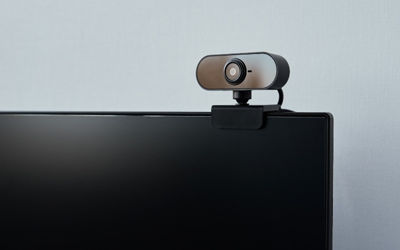 Webcam rời là một thiết bị độc lập, kết nối với PC hoặc laptop thông qua cổng USB