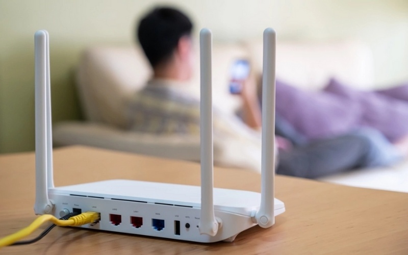Đặt router ở khu vực trung tâm của ngôi nhà, thoáng đãng, trên cao, tránh các vật cản
