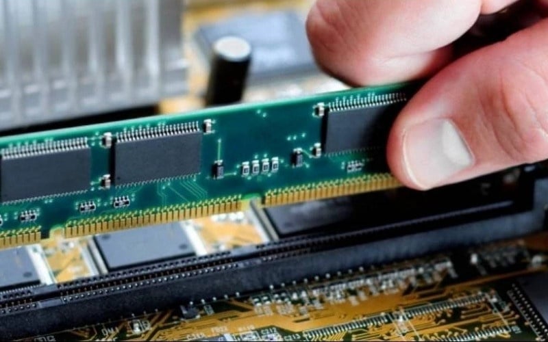 Lỗi vật lý từ khe cắm hoặc chân tiếp xúc có là nguyên nhân làm xung đột RAM