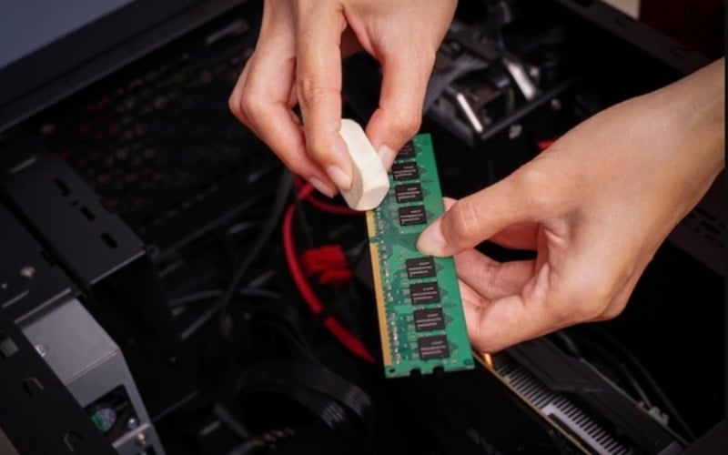 Sử dụng gôm (tẩy) chà nhẹ lên chân kim loại của thanh RAM