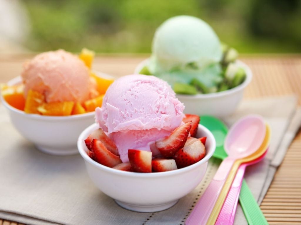 kem sữa chua trái cây bán trong quán kem