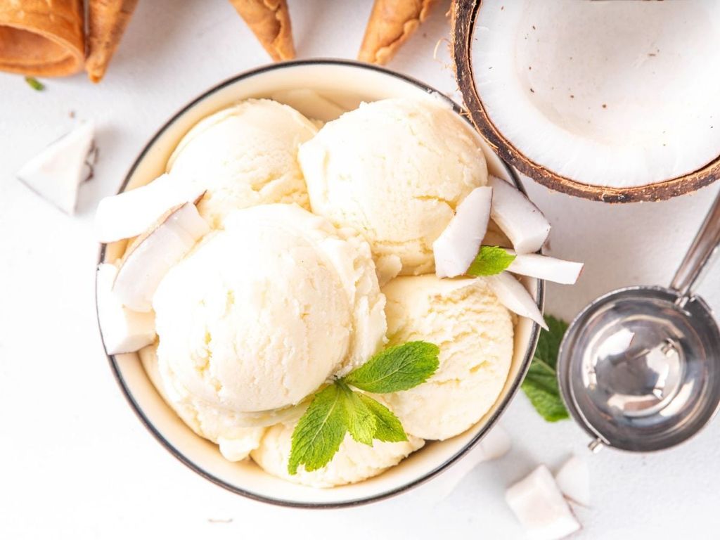 kem sữa dừa trong menu quán kem