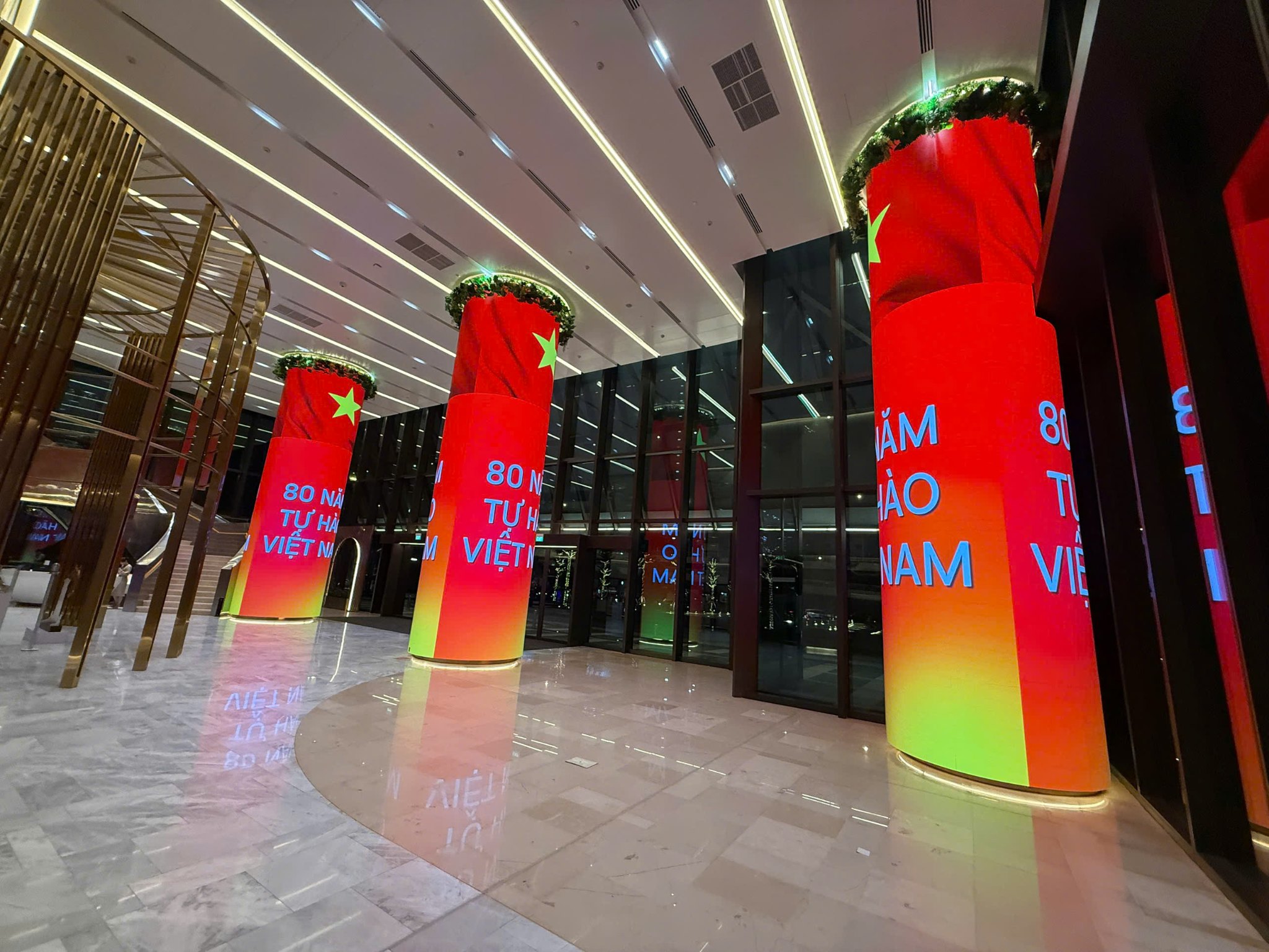 3 Trụ LED Lampro tại sảnh chính Grand Marina Saigon