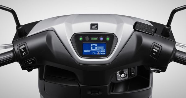 Trang bị đáng chú ý trên Honda ICON e: màn hình TFT và công nghệ Roadsync