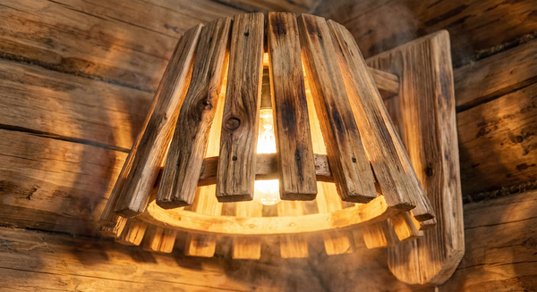 Bao đèn gỗ thông bảo vệ bóng đèn chịu nhiệt trong phòng xông hơi.