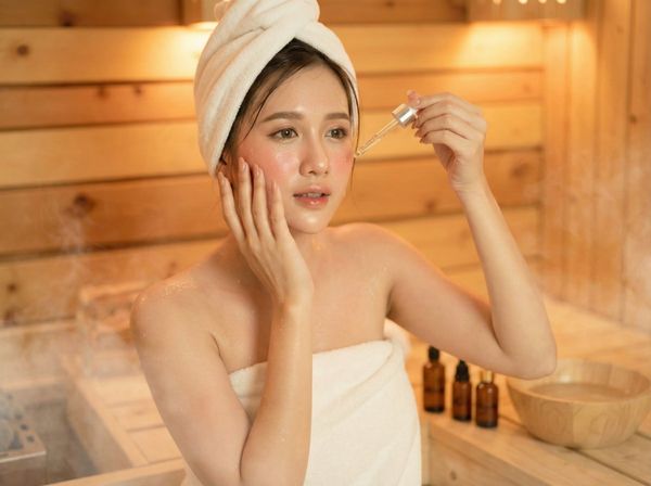 Chăm sóc da mặt và đắp mặt nạ sau khi xông hơi để tận dụng lỗ chân lông mở.