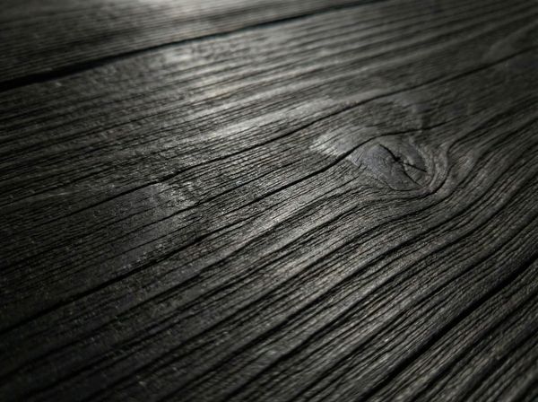 Cận cảnh vân gỗ thông đen Taiga xử lý bề mặt cao cấp dùng cho sauna.