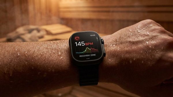 Đồng hồ thể thao đo nhịp tim của người chạy bộ trong quá trình xông hơi nhiệt.