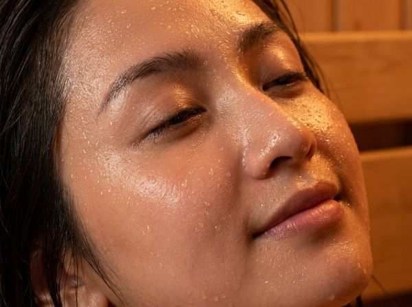 Cận cảnh làn da phụ nữ Việt Nam căng bóng, sạch khỏe nhờ đổ mồ hôi thải độc trong phòng xông.