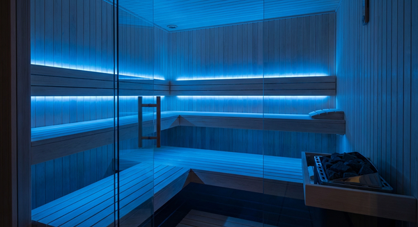 Hệ thống đèn màu trị liệu Chromotherapy màu xanh dương trong phòng xông hơi khô.