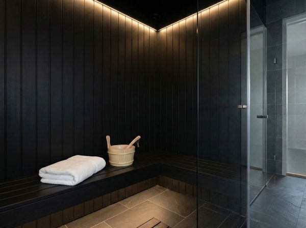 Nội thất phòng xông hơi màu đen hiện đại, sạch sẽ và tinh tế.