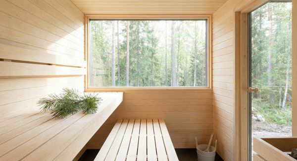 Phòng xông hơi khô trông sáng bóng và thơm tho như mới sau khi bảo trì.