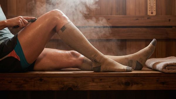 Đôi chân vận động viên được thư giãn và phục hồi trong nhiệt độ phòng xông hơi.