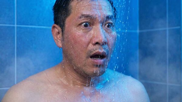 Cảm giác sảng khoái và tỉnh táo khi tắm nước lạnh sau khi xông hơi.