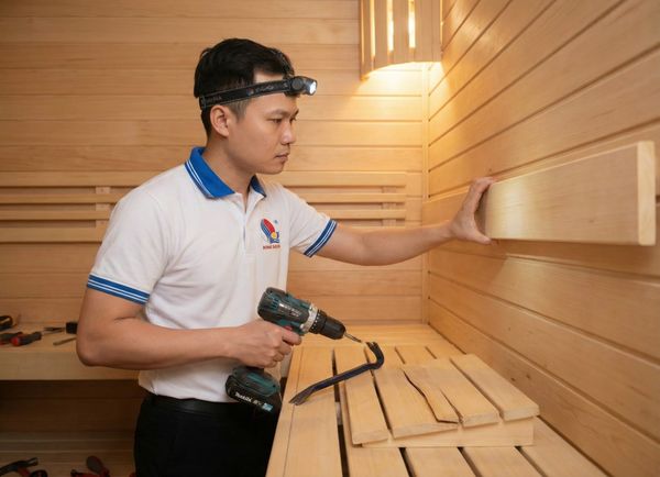 Kỹ thuật viên Domisauna thay thế tấm gỗ mới để đảm bảo chất lượng hoàn hảo.