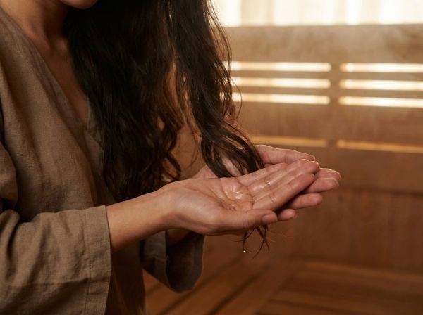 Chăm sóc tóc bằng dầu dưỡng thiên nhiên trước khi vào phòng xông hơi khô để hấp nhiệt.