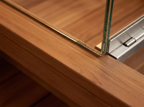 Cận cảnh gỗ Tuyết Tùng Đỏ cao cấp không mắt dùng cho phòng xông hơi hạng sang.