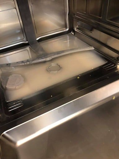 Máy rửa bát bị ngập nước 2