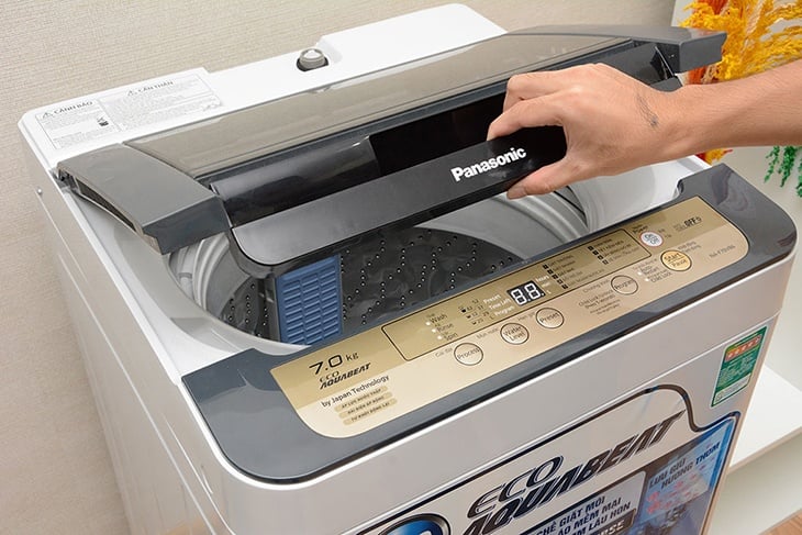 máy giặt không xả nước do đóng nắp không chặt