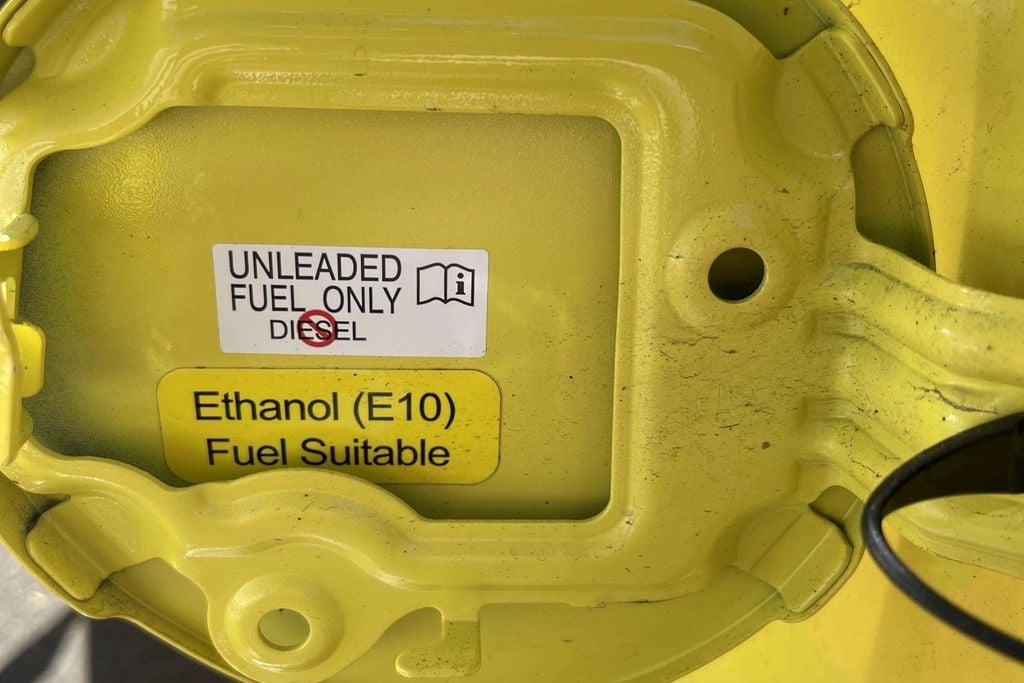 Ở một số dòng xe nhập khẩu, thông tin về loại xăng sinh học được phép sử dụng có trên nắp bình xăng (Ảnh: Reddit).