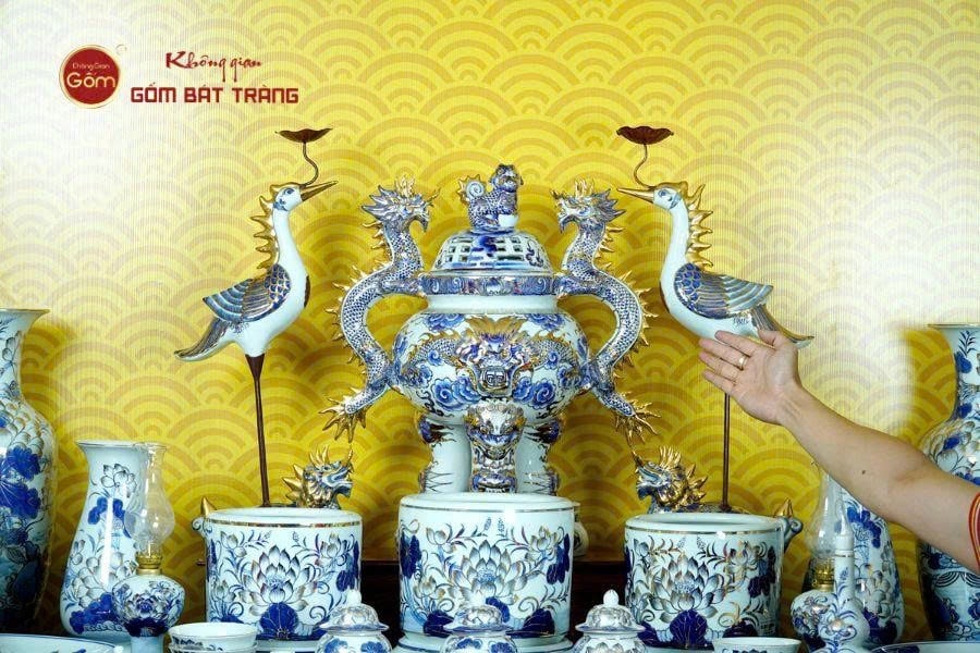 Bàn thờ Bát Tràng Men Lam Vẽ Vàng được vệ sinh định kỳ