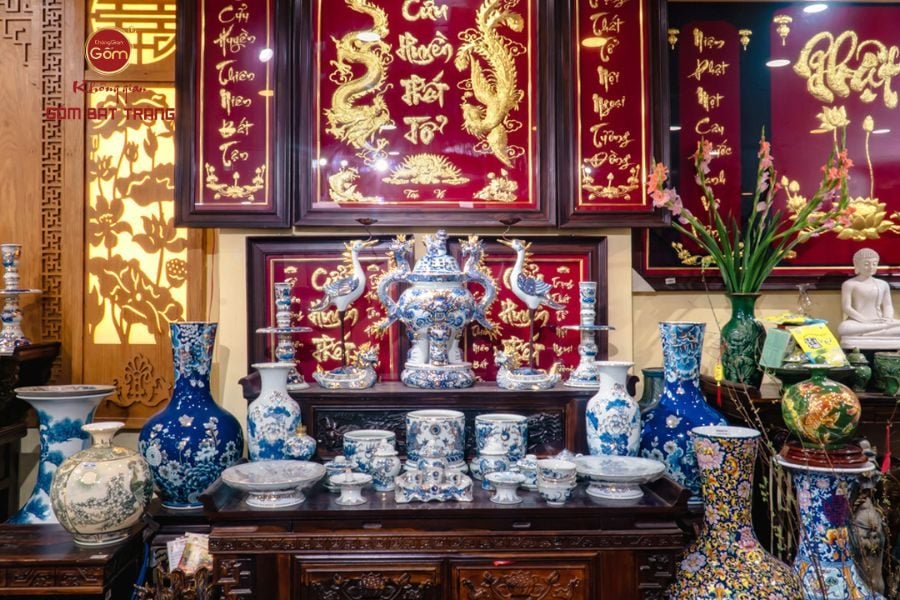 Bộ đồ thờ gia tiên Bát Tràng Men Lam Nổi Vẽ Vàng chuẩn phong thủy