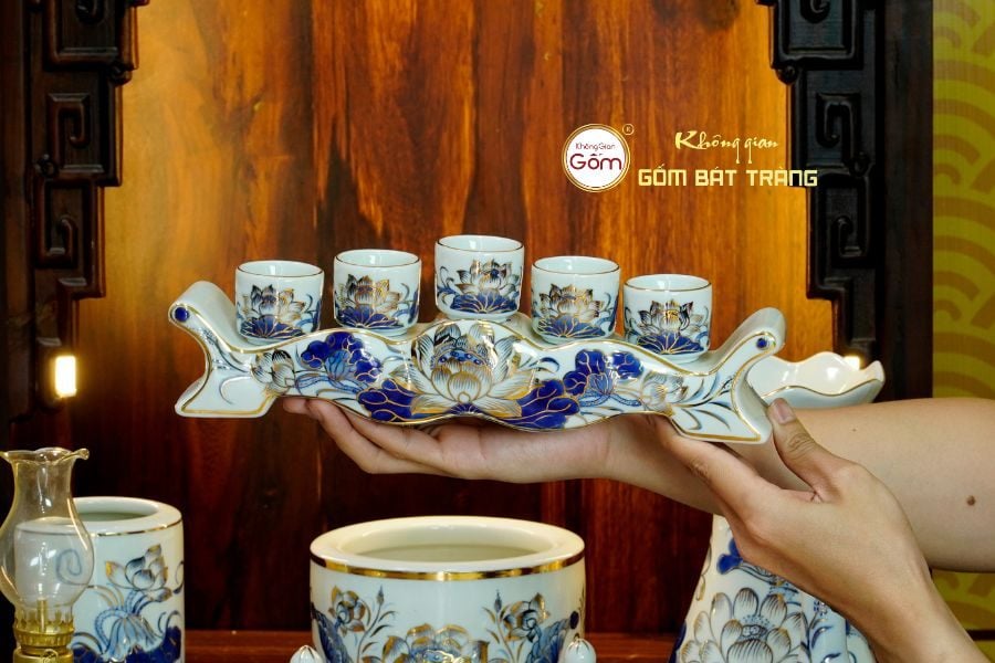 Kỷ Ngai Men Lam Vẽ Vàng