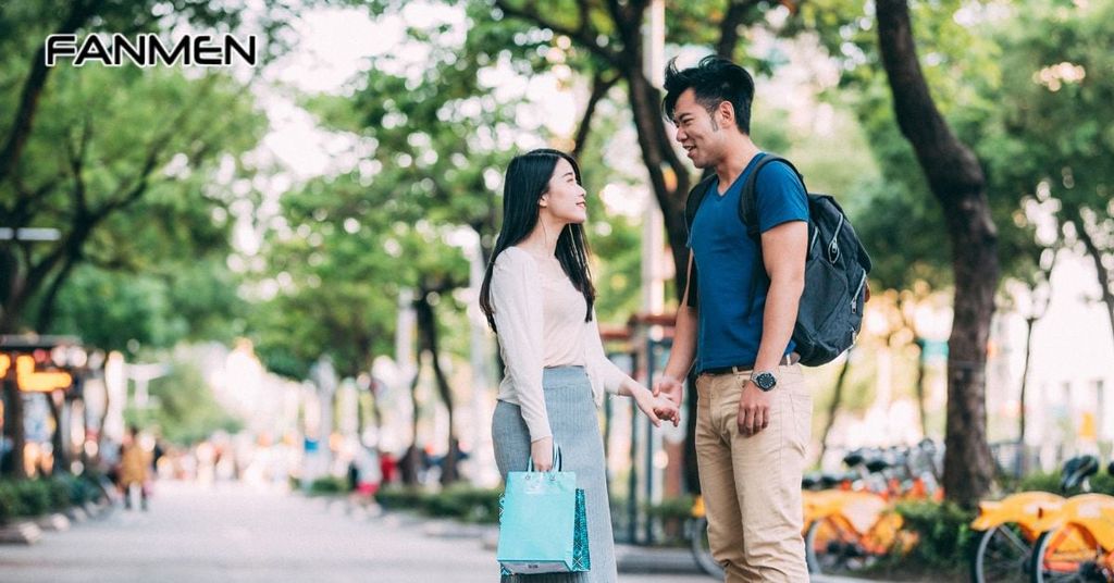 Cô ấy sẽ đỏ mặt hoặc ngại ngùng khi ở trước mặt bạn