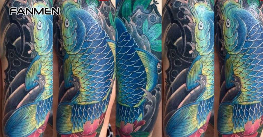 Hình xăm cá chép ở chân màu xanh