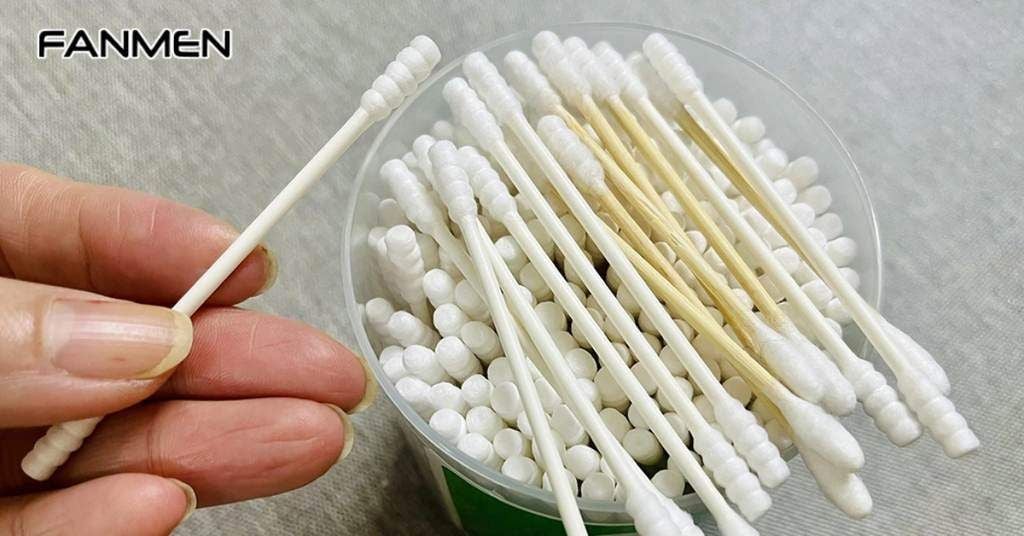 Sử dụng tăm bông hoặc ngón tay