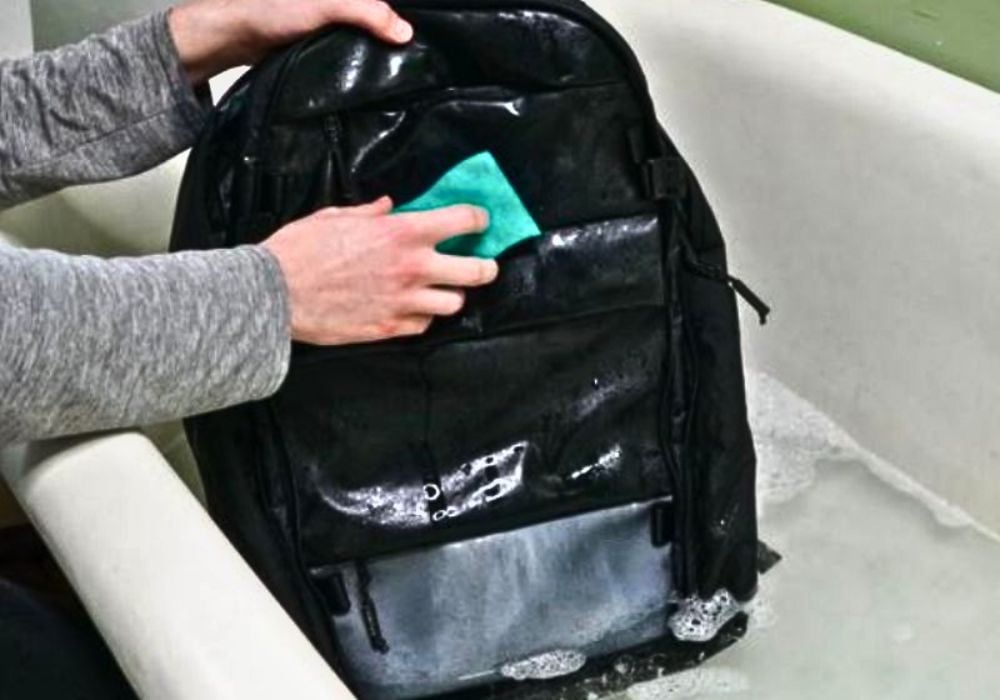 (Cách giặt balo bằng tay)