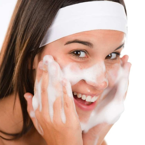 làm sạch đúng cách đối với da bị dị ứng mỹ phẩm
