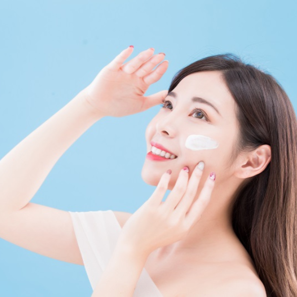 bảo vệ da khỏi nắng và khói bụi để tránh kích ứng nặng hơn