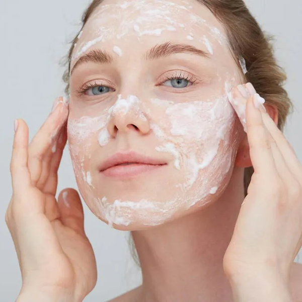 thao tác nhẹ nhàng khi tẩy da chết cho da mụn