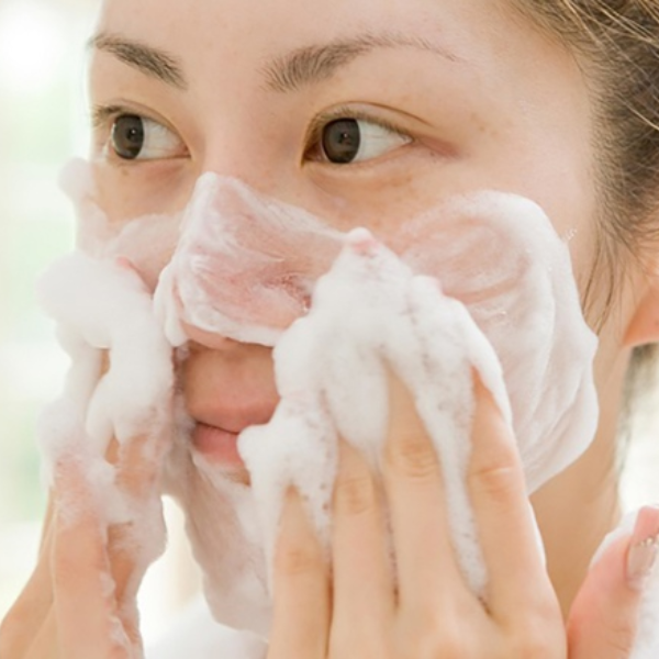 làm sạch da trước khi tẩy da chết