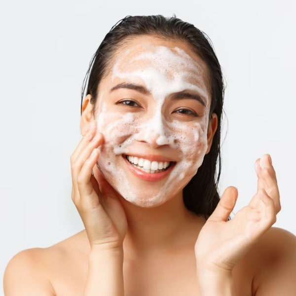 Rửa mặt lại sau bước tẩy trang để tránh lên mụn