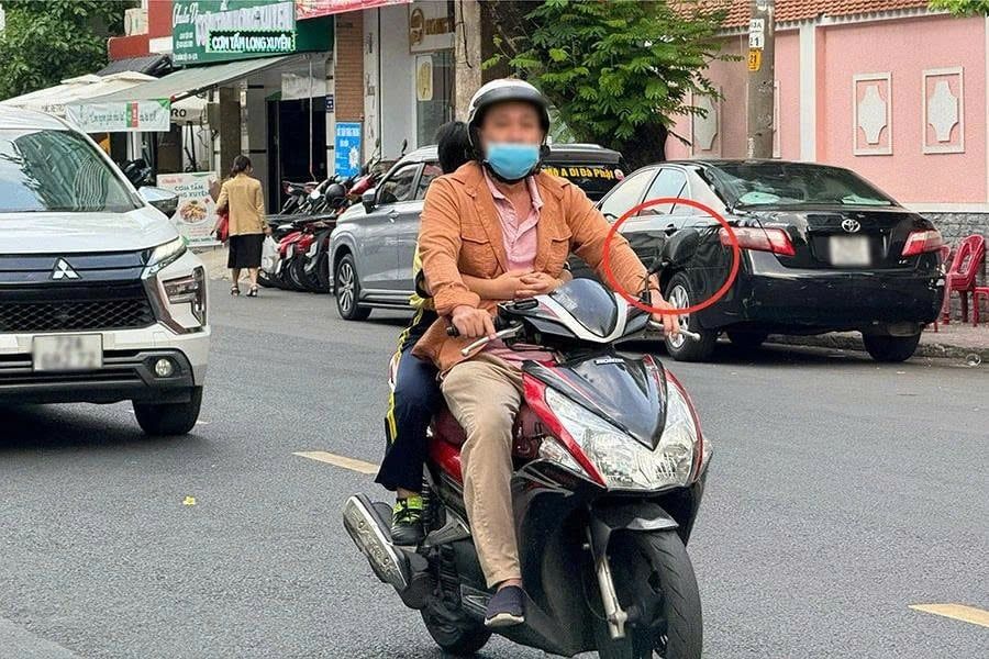 xe-may-lap-guong-ben-trai-co-phat-khong-1