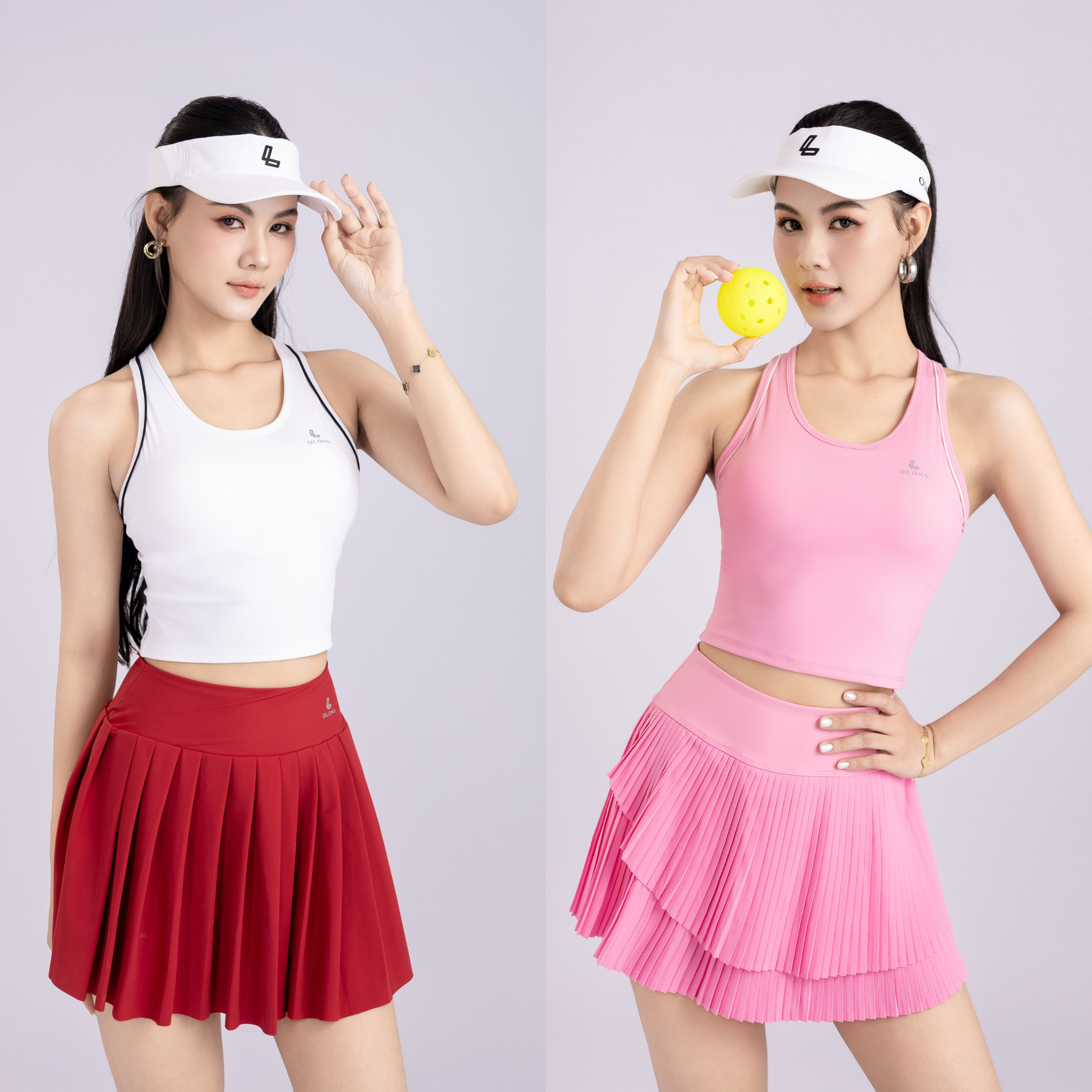 váy xếp ly thể thao màu đen và áo dài tay trắng Olona Sports trên sân pickleball