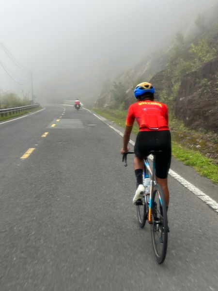 Luyện tập trên những cung đèo dốc giữa sương gió để rèn luyện thể lực và ý chí.