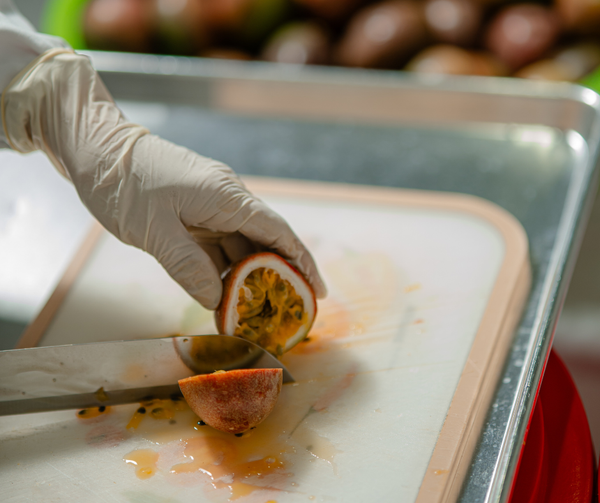 Lựa kỹ từng trái chanh dây chất lượng, tươi mọng