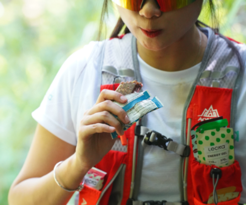 Trái cây tự nhiên trong một thanh năng lượng mềm, thơm, giúp bạn dễ nạp dù đang mệt mỏi trên đường chạy.