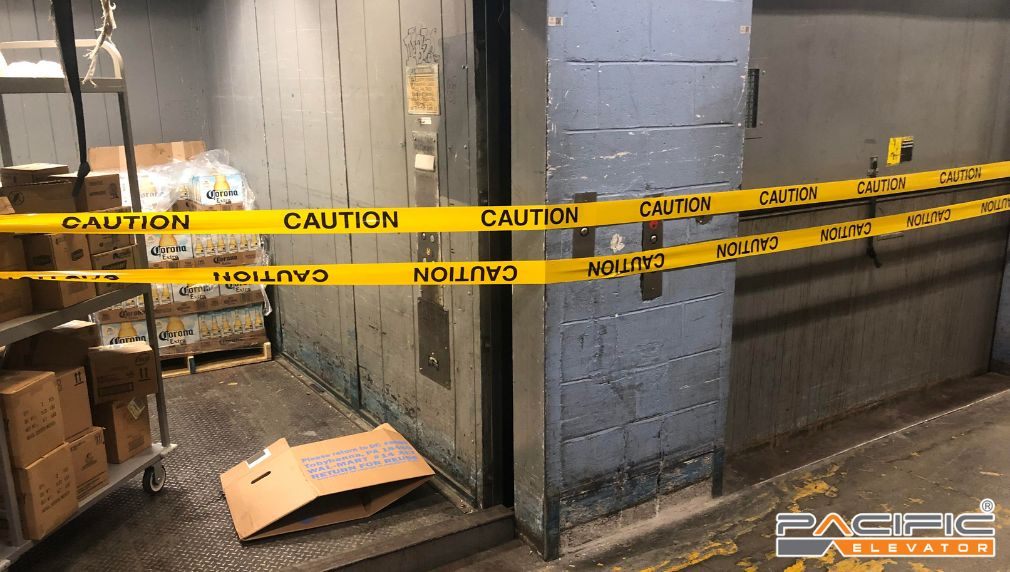 thang máy tải hàng hư hỏng gây gián đoạn vận hành