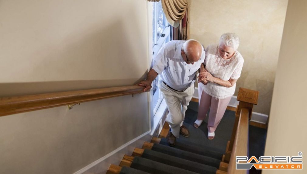 Người lớn tuổi khó khăn khi lên xuống cầu thang