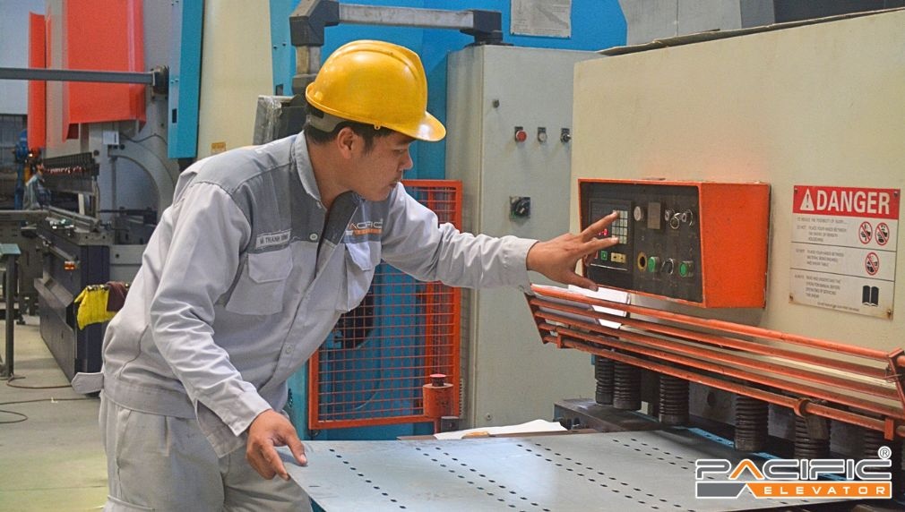 Hình ảnh nhân viên tại nhà máy Thang máy Pacific
